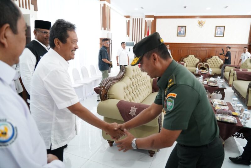 Brigjen TNI Ayi Supriatna, S.I.P., M.M., menyambut kedatangan Menteri Kelautan dan Perikanan Republik Indonesia, Ir. Sakti Wahyu Trenggono, M.M.,Senin (26/08/24)