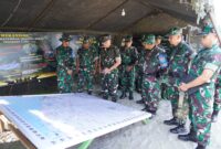 (Pangdam IM), Mayor Jenderal TNI Niko Fahrizal, M.Tr(Han)., meninjau Latihan Menembak Senjata Berat Teknis (Latbakjatratnis) Batalyon Artileri Medan 17/Rencong Cakti, Baterai Tempur A, di Desa Simpang Beutong, Kecamatan Muara Tiga, Kabupaten Pidie, pada Senin (26/08/2024).