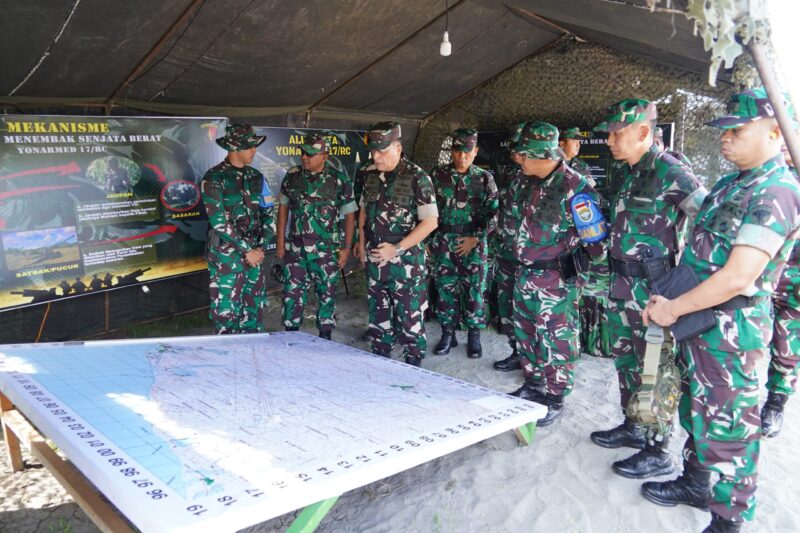 (Pangdam IM), Mayor Jenderal TNI Niko Fahrizal, M.Tr(Han)., meninjau Latihan Menembak Senjata Berat Teknis (Latbakjatratnis) Batalyon Artileri Medan 17/Rencong Cakti, Baterai Tempur A, di Desa Simpang Beutong, Kecamatan Muara Tiga, Kabupaten Pidie, pada Senin (26/08/2024).