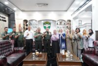 Mayor Jenderal TNI Niko Fahrizal, M.Tr. (Han), didampingi oleh Ketua Yayasan Kartika Jaya Cabang XIV Iskandar Muda, Ny. Eva Niko Fahrizal, memimpin rapat koordinasi bersama Tim Perumus SMA Kartika XIV-I Banda Aceh Selasa (27/08/24) sore.