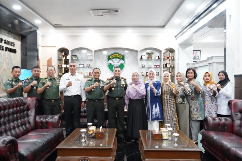 Mayor Jenderal TNI Niko Fahrizal, M.Tr. (Han), didampingi oleh Ketua Yayasan Kartika Jaya Cabang XIV Iskandar Muda, Ny. Eva Niko Fahrizal, memimpin rapat koordinasi bersama Tim Perumus SMA Kartika XIV-I Banda Aceh Selasa (27/08/24) sore.