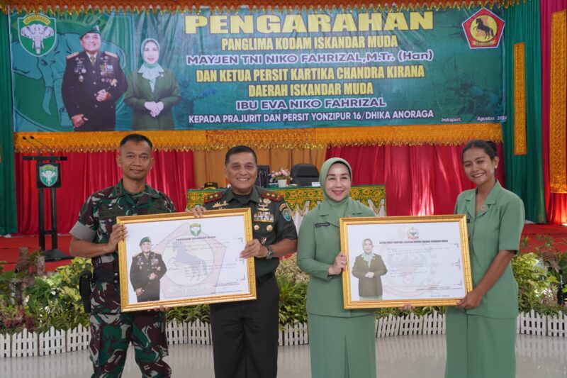 Mayor Jenderal TNI Niko Fahrizal, M.Tr (Han)., beserta Ketua Persit Kartika Chandra Kirana Daerah IM Ny. Eva Niko Fahrizal, melakukan kunjungan kerja ke Batalyon Zeni Tempur 16/Dhika  (28/08/24) siang.