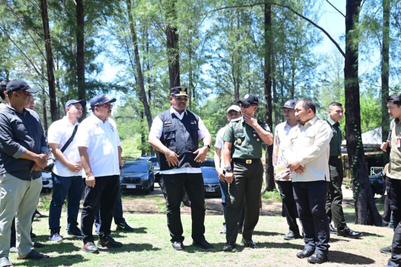  Brigjen TNI Ayi Supriatna, S.I.P., M.M., mendampingi Pejabat (Pj) Gubernur Aceh, Dr. Drs. Safrizal ZA, M.Si., dalam peninjauan dua venue yang akan digunakan untuk Pekan Olahraga Nasional (PON) XXI Aceh-Sumut 2024.Kamis (29/8/24)