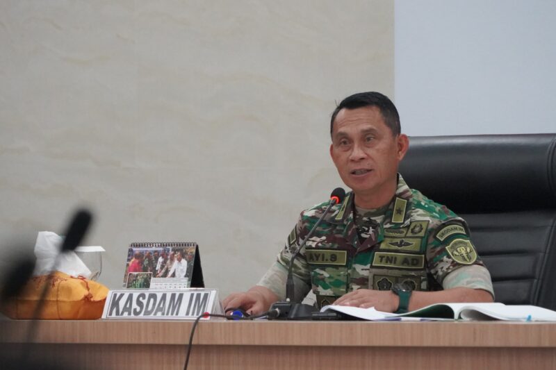 Brigjen TNI Ayi Supriatna, S.I.P., M.M., bertindak sebagai Pimpinan Umum Latihan (Pimumlat) dan menerima Paparan Rencana Garis Besar (RGB) Uji Siap Tempur (UST) Tingkat Kompi Batalyon Zeni Tempur 16/Dhika Anoraga di Gedung Malahayati, Lantai II, Makodam Iskandar Muda, Jumat (30/08/2024) siang.