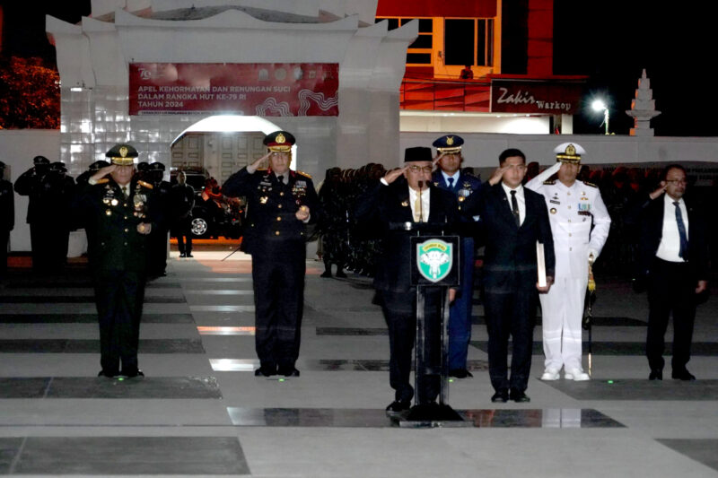 Panglima Komando Daerah Militer Iskandar Muda (Pangdam IM) Mayor Jenderal TNI Niko Fahrizal, M.Tr.(Han)., menghadiri Apel Kehormatan dan Renungan Suci (AKRS) yang dilaksanakan di Taman Makam Pahlawan, 