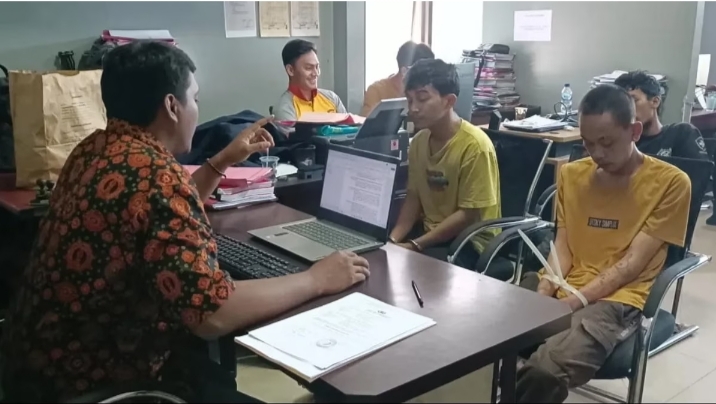 Petugas Polres Pandeglang melakukan pemeriksaan terhadap 3 terduga pelaku curanmor yang ditangkap di Kabupaten Pandeglang. (Foto:TLii/Ikhsan)