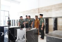 Mayor Jenderal TNI Niko Fahrizal, M.Tr.(Han)., melakukan peninjauan terhadap hasil penambahan fasilitas tempat wudhu dan pintu belakang Masjid Baiturahim Ulee Lheue di Kota Banda Aceh,(02/09/2024).