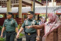 Mayor Jenderal TNI Niko Fahrizal, M.Tr.(Han)., melakukan kunjungan kerja ke SMP Negeri 1 Banda Aceh untuk meninjau langsung perkembangan pembangunan fasilitas sekolah pada Senin (02/09/2024).