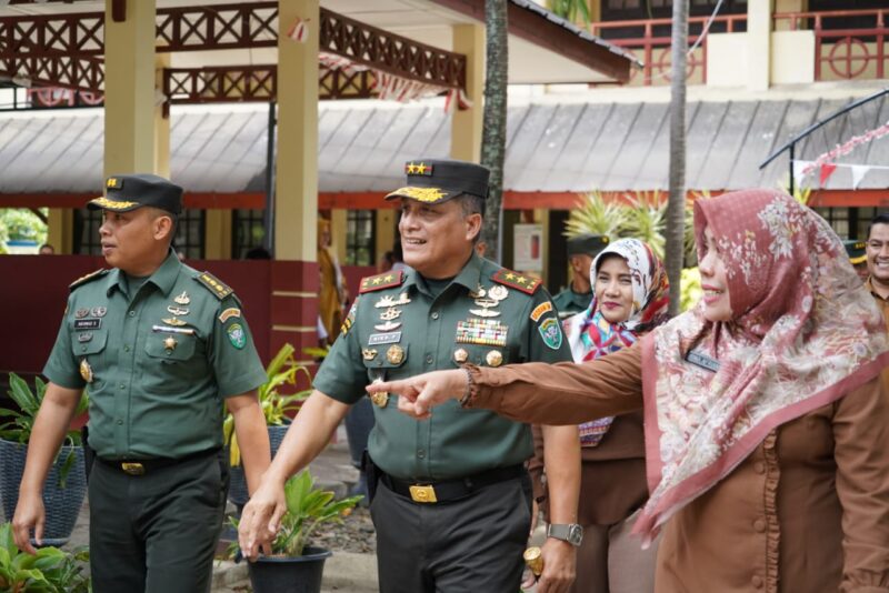 Mayor Jenderal TNI Niko Fahrizal, M.Tr.(Han)., melakukan kunjungan kerja ke SMP Negeri 1 Banda Aceh untuk meninjau langsung perkembangan pembangunan fasilitas sekolah pada Senin (02/09/2024).