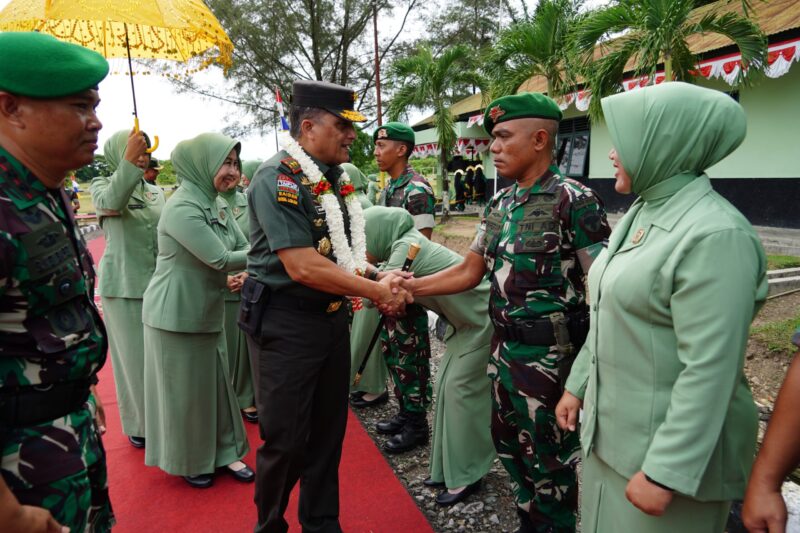 Kedatangan Pangdam IM beserta Ketua Persit KCK Daerah IM disambut oleh Komandan Yonif (Danyonif) 117/Ksatria Yudha, Letkol Inf Super Maljuna Kembaren, SE., beserta istri dan para prajurit serta Persit Yonif 117/KY.Selasa (03/09/24).
