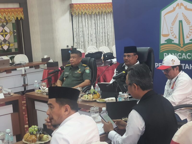 Kolonel Inf Drs. Alim Bahri, mewakili Pangdam IM mendampingi Penjabat (Pj.) Gubernur Aceh, Dr. H. Safrizal ZA, M.Si, dalam rapat virtual bersama Deputi Bidang Protokol, Pers, dan Media Sekretariat Presiden. Selasa (03/09/2024),