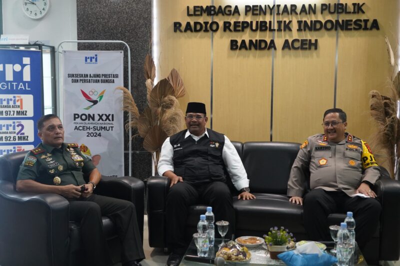 Mayor Jenderal TNI Niko Fahrizal, M.Tr (Han), bersama Pj. Gubernur Aceh Dr. H. Safrizal ZA, M.Si dan Kapolda Aceh  Irjen Achmad Kartiko, menjadi narasumber dalam dialog yang membahas persiapan pelaksanaan Pekan Olahraga Nasional (PON) XXI Aceh-Sumut. Kamis, (05/09/24).