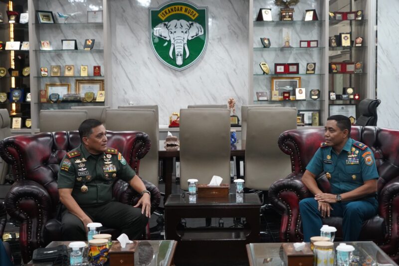 Mayor Jenderal TNI Niko Fahrizal M. Tr (Han), menerima audiensi dari Komandan Gugus Keamanan Laut Laksamana Pertama TNI Anug Sutanto, S.Sos., M.Si., M.Han., di ruang kerjanya pada Kamis (05/09/24).