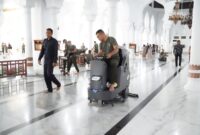 Kodam Iskandar Muda mengadakan kegiatan Jum'at Bersih di dua masjid ikonik Aceh, yaitu Masjid Raya Baiturrahman dan Masjid Jami' Baiturrahim Ulee Lheue, Banda Aceh, pada Jum’at (06/09/2024).