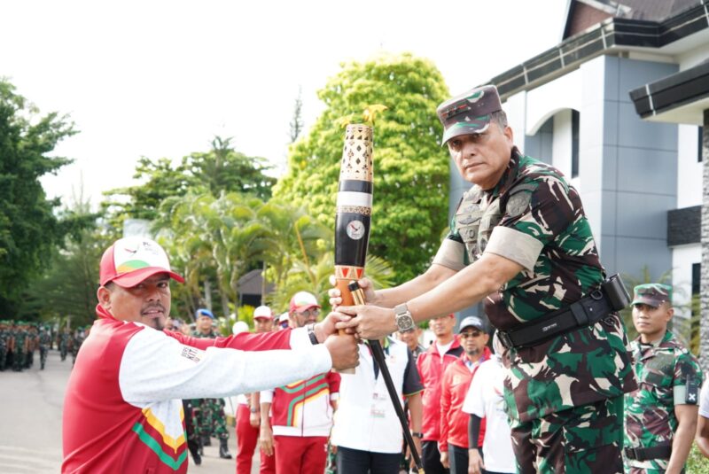  Mayor Jenderal TNI Niko Fahrizal, M.Tr. (Han), secara resmi menerima Kirab Api PON Ke - XXI Aceh-Sumut yang tiba di Markas Kodam Iskandar Muda, pada Jum'at (06/09/24) sore.