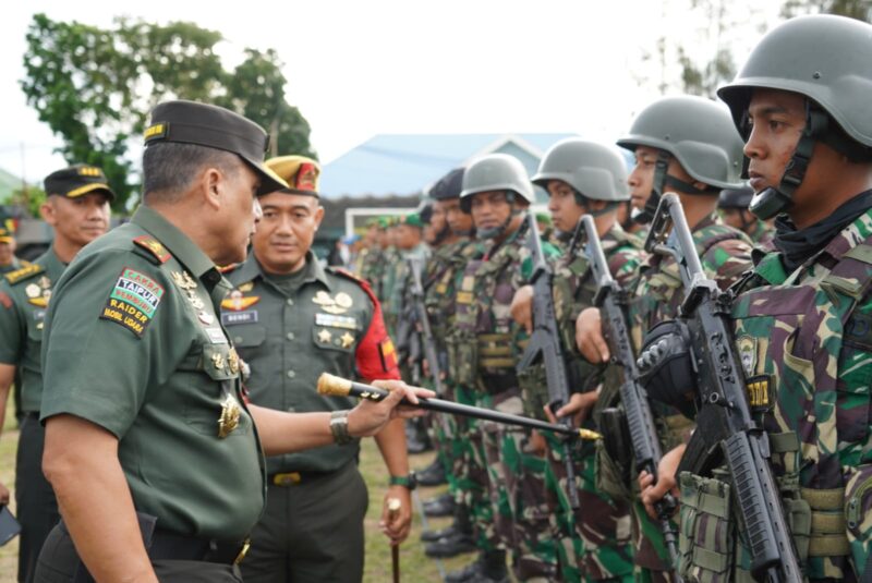  Mayor Jenderal TNI Niko Fahrizal, M.Tr(Han)., memimpin Apel Gelar Pasukan bertempat di Lanud SIM dalam rangka kunjungan Kerja Presiden Republik Indonesia Bapak Ir. H. Joko Widodo,Minggu (08/09/24).