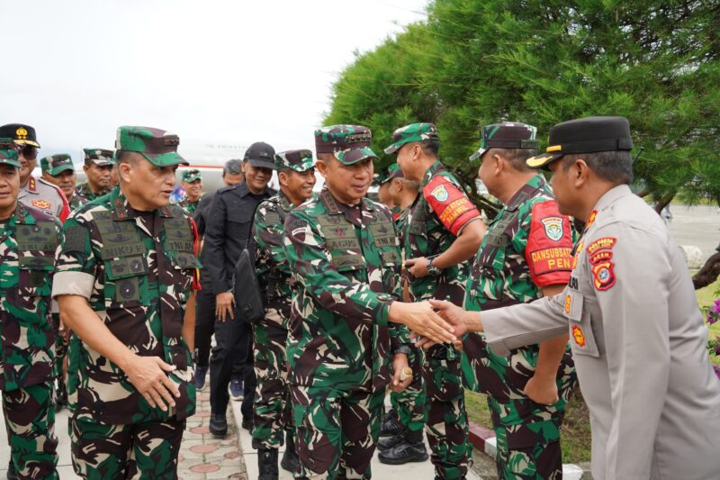 Mayor Jenderal TNI Niko Fahrizal, M.Tr (Han) menyambut kedatangan Panglima TNI Jenderal TNI Agus Subiyanto beserta rombongan di Pangkalan Udara Sultan Iskandar Muda (Lanud SIM), Senin (09/09/24).