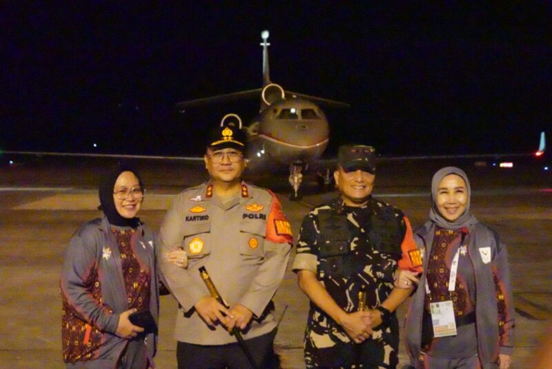 Mayor Jenderal TNI Niko Fahrizal, M.Tr. (Han), didampingi oleh Ketua Persit Kartika Chandra Kirana Daerah Iskandar Muda, Ny. Eva Niko Fahrizal, serta Kepala Kepolisian Daerah Aceh (Kapolda Aceh), Irjen Pol. Achmad Kartiko, S.I.K., M.H., bersama istri, turut mengantar keberangkatan Presiden Republik Indonesia, Ir. H. Joko Widodo, beserta Ibu Negara, Iriana Joko Widodo, Senin malam (09/09/2024).