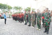  Kolonel Arm Arif Darmawan, S.Sos., beserta personel Kodam Iskandar Muda melaksanakan kegiatan pembersihan di menara Masjid Jami' Baiturrahim, Ulee Lheue, Banda Aceh, pada Rabu (11/09/24).