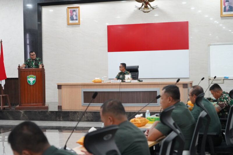 Dalam rapat tersebut, Danrindam Iskandar Muda, Kolonel Inf Hasandi Lubis, memaparkan RGB pelaksanaan Latihan UST Batrai Yonarmed 17/KC.Kamis (12/09/24)