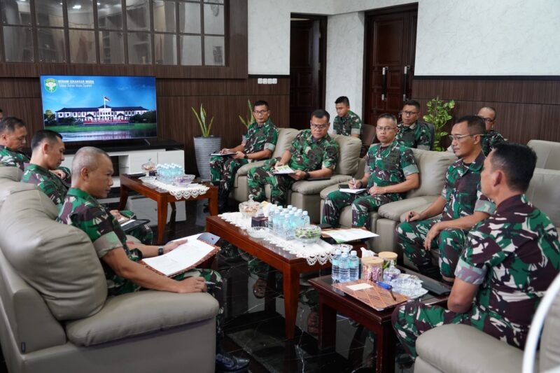 Brigjen TNI Ayi Supriatna, S.I.P., M.M., memimpin Rapat Koordinasi Awal Peringatan Hari Ulang Tahun (HUT) Ke-68 Kodam Iskandar Muda Tahun 2024. Jumat (13/09/24) siang.