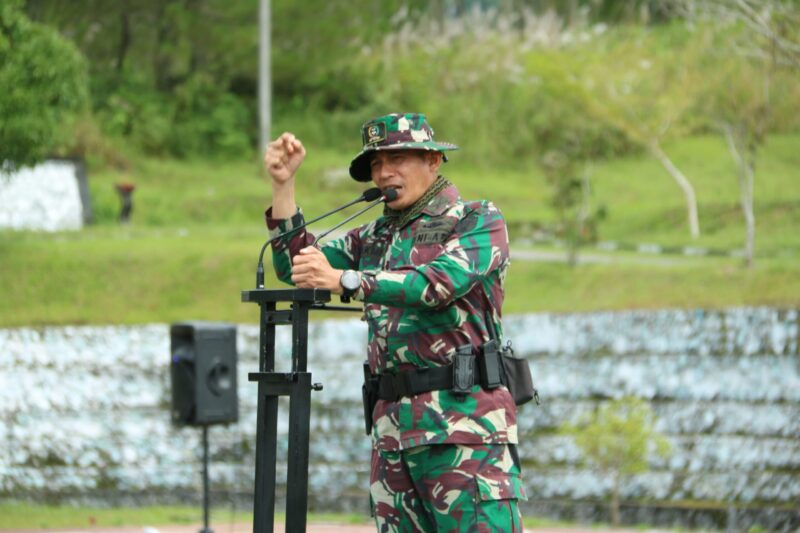 Kolonel Infanteri Akmil Satria Martha Yudha Darmawi, bertindak sebagai koordinator umum (Koorum) Latihan Pratugas Proglatsiapops Sistem Blok Satgas Pamtas RI-PNG Kewilayahan Yonif 112/DJ. Mewakili Danrindam IM, Minggu (15/09/24).