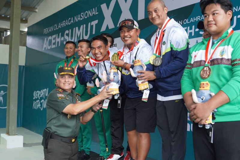 Upacara Penghormatan bagi para pemenang, yang kemudian dilanjutkan dengan pengalungan medali serta penyerahan maskot PON XXI Aceh-Sumut oleh Pangdam IM dan Ketua Umum PB Perbakin.Senin (16/09/24) sore.