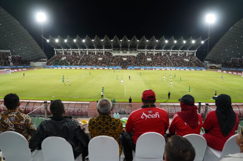 Mayor Jenderal TNI Niko Fahrizal, M.Tr(Han)., menyaksikan secara langsung pertandingan semi final cabang olahraga sepak bola Pekan Olahraga Nasional (PON) XXI Aceh-Sumut 2024 antara Provinsi Jawa Timur melawan Provinsi Aceh,malam (16/09/24).