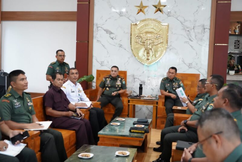 Mayor Jenderal TNI Niko Fahrizal, M.Tr. (Han), menerima paparan terkait pengembangan Akademi Keperawatan yang berada di bawah naungan Kesdam IM 