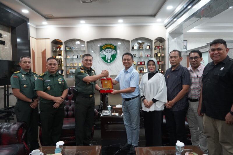 Mayor Jenderal TNI Niko Fahrizal, M.Tr.(Han), menerima audiensi Pengurus Ikatan Alumni SMA Negeri 2 (IKASMANDU) Banda Aceh  Kamis (19/09/24).
