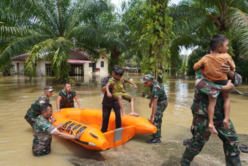 Mayor Jenderal TNI Niko Fahrizal, M.Tr. (Han), menginstruksikan jajarannya untuk segera merespons bencana banjir yang melanda Kecamatan Teunom, Kabupaten Aceh JayaKamis (19/09/24).