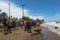 Puluhan personel TNI dari Kodim 0103/Aceh Utara telah dikerahkan untuk siaga di sepanjang pesisir pantai yang terdampak abrasi, Jumat (20/09/24),