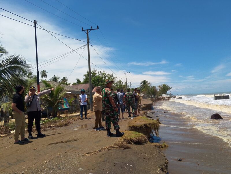 Puluhan personel TNI dari Kodim 0103/Aceh Utara telah dikerahkan untuk siaga di sepanjang pesisir pantai yang terdampak abrasi, Jumat (20/09/24),