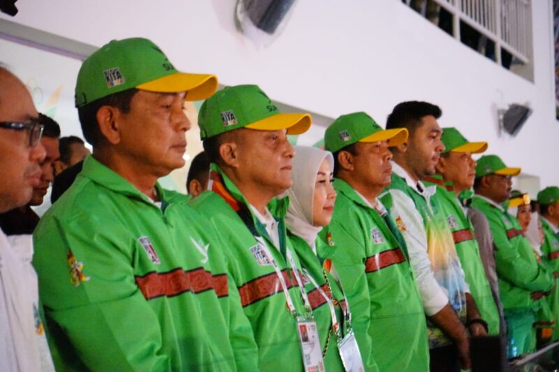 Mayor Jenderal TNI  Niko Fahrizal, M.Tr. (Han) didampingi Ibu Ketua Persit Kartika Chandra Kirana Daerah Iskandar Muda Ny. Eva Niko Fahrizal menghadiri upacara penutupan Pekan Olahraga Nasional (PON) XXI Aceh-Sumatera Utara (Sumut) di Stadion Utama Sumut pada Jumat (20/09/24)