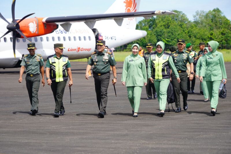 Dalam kunjungan kerja ini, Pangdam IM turut didampingi oleh sejumlah pejabat penting dari Kodam Iskandar Muda, termasuk Asisten Perencanaan (Asrendam IM), Kolonel Inf Agus Setiandar, S.I.P., M.H., beserta istri, Sabtu (21/09/2024).