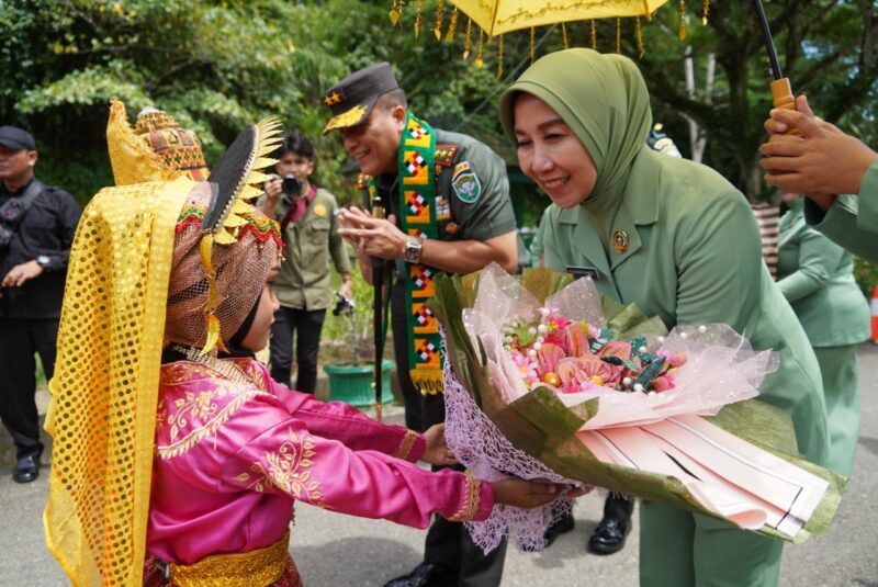 Mayor Jenderal TNI Niko Fahrizal, M.Tr.(Han), didampingi oleh Ketua Persit Kartika Chandra Kirana Daerah Iskandar Muda, Ny. Eva Niko Fahrizal, beserta rombongan,melaksanakan kunjungan kerja ke Kodim 0115/Simeulue yang berlokasi di Desa Amaiteng Mulia, Kecamatan Simeulue Timur, Kabupaten Simeulue, pada Sabtu (21/09/2024).