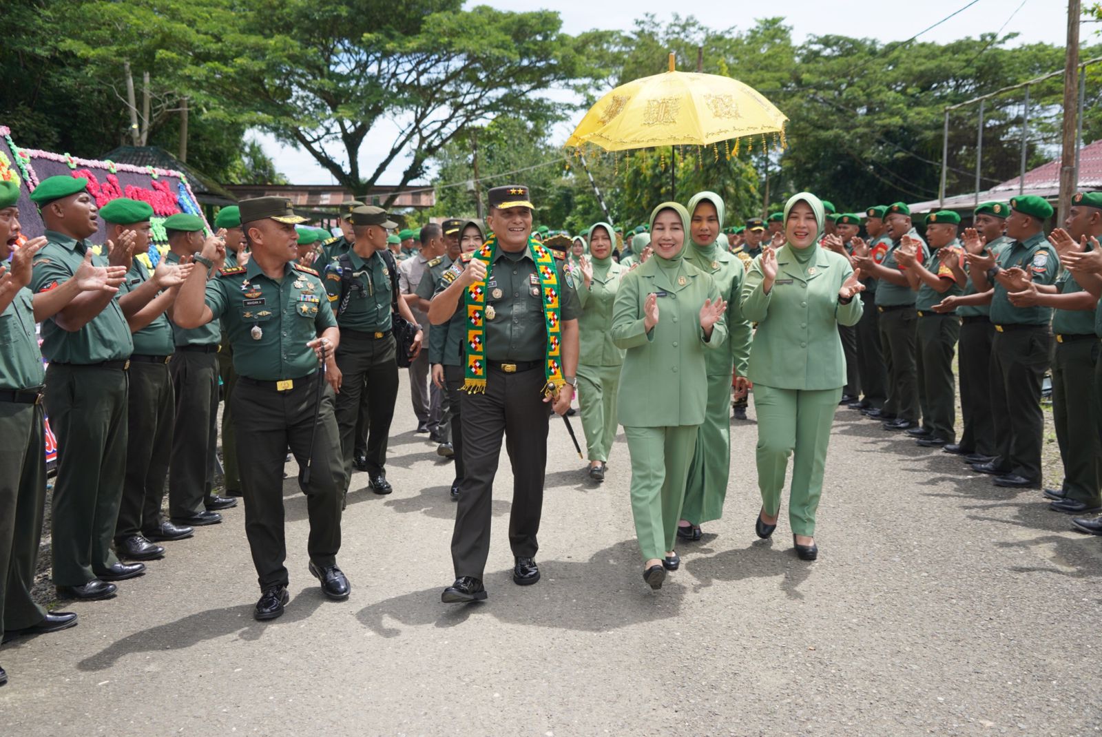 Pangdam IM dan rombongan disambut dengan jajar kehormatan serta laporan dari Komandan Kodim 0115/Simeulue, Letkol Kav Mahdan Almahirsyah, S.Sos., M.Si.