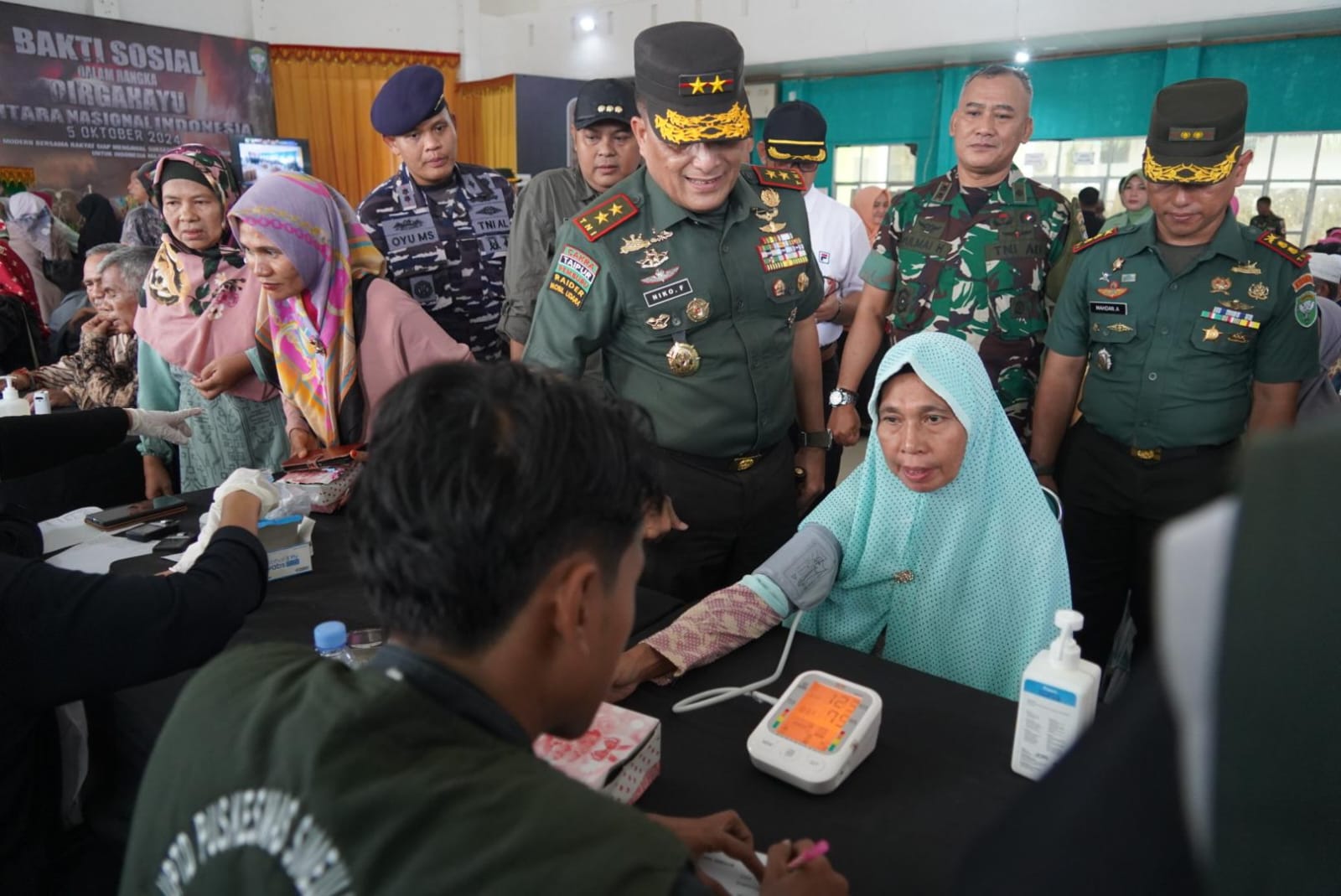 Pangdam IM berkeliling untuk meninjau secara langsung kegiatan bakti sosial yang diselenggarakan oleh Kodim 0115/Simeulue, 