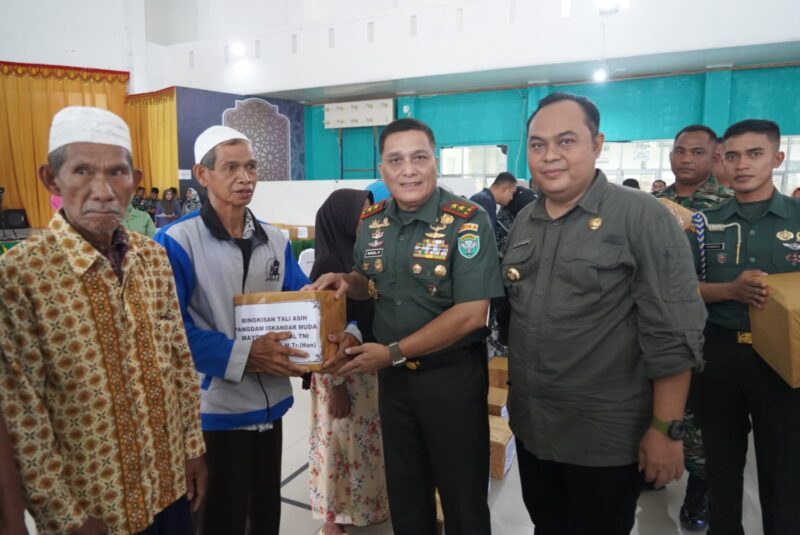 Kegiatan bakti sosial ini meliputi berbagai layanan, seperti pengobatan umum, pembagian tali asih, dalam rangka HUT ke-79 TNI tahun 2024 di Kabupaten Simeulue 