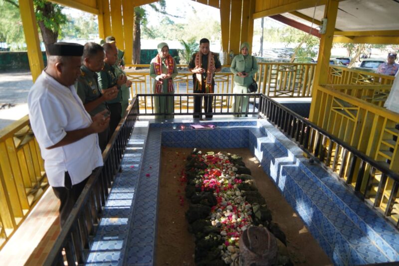 Mayor Jenderal TNI Niko Fahrizal, M.Tr. (Han), beserta Ibu Ketua Persit Kartika Chandra Kirana Daerah Iskandar Muda, Ny. Eva Niko Fahrizal, melakukan ziarah ke Makam Syeikh Khalilullah Minggu (22/09/2024).