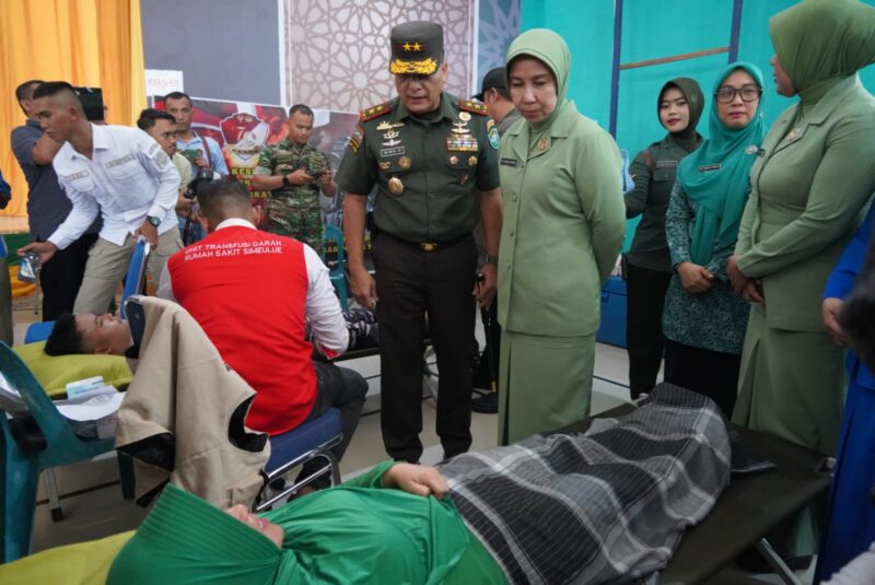 Mayor Jenderal TNI Niko Fahrizal, M. Tr. (Han) memimpin langsung Gelar Bakti Kesehatan berupa Donor Darah Dalam rangka memperingati Hari Ulang Tahun (TNI) Ke-79 tahun 2024 