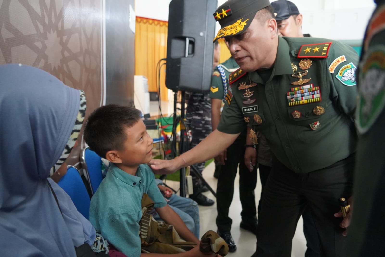 Mayor Jenderal TNI Niko Fahrizal, M.Tr.(Han), memimpin secara langsung pelaksanaan Bakti Kesehatan berupa khitanan massal 