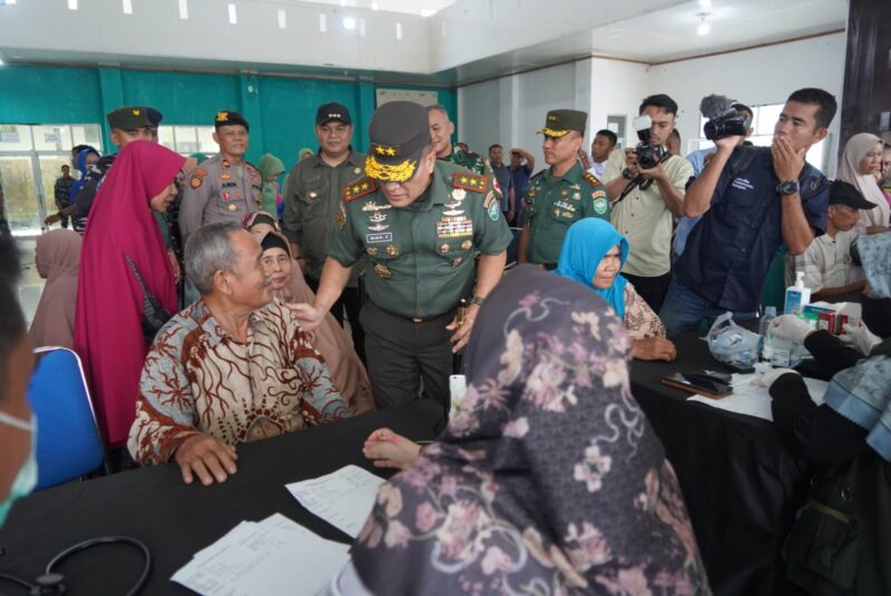 Mayor Jenderal TNI Niko Fahrizal, M.Tr.(Han), memimpin langsung pelaksanaan Bakti Kesehatan berupa Operasi Katarak dalam rangka memperingati Hari Ulang Tahun (HUT) ke-79 