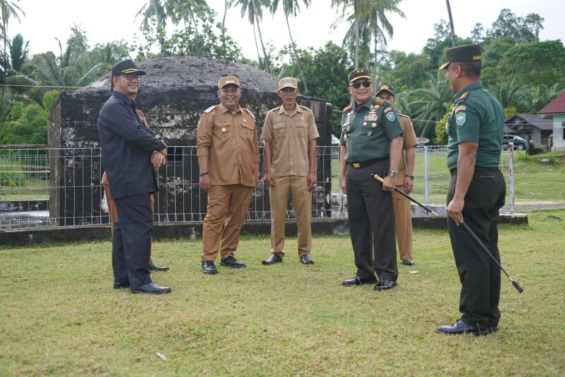 Mayor Jenderal TNI Niko Fahrizal, M.Tr (Han),mengunjungi salah satu situs bersejarah peninggalan masa pendudukan Jepang, yaitu benteng di Desa Naibos, Kecamatan Teupah Barat, pada Senin (23/09/24).