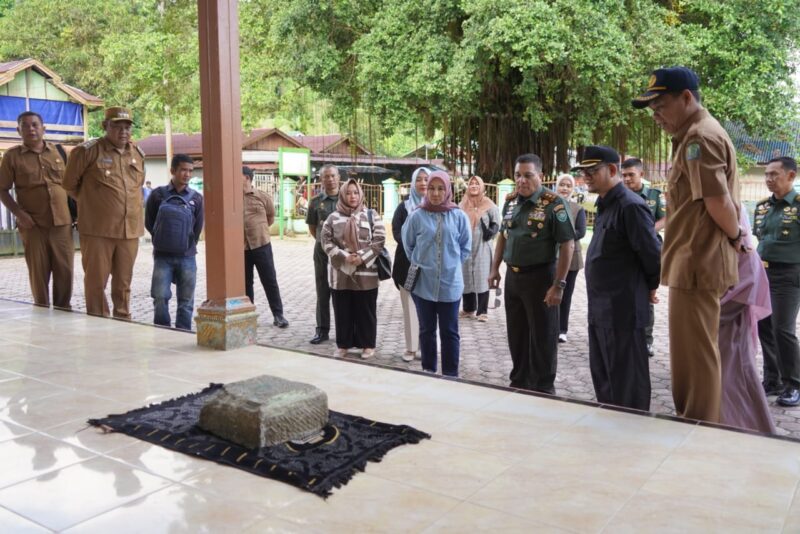 Pangdam IM juga berkesempatan melihat sisa-sisa batu 