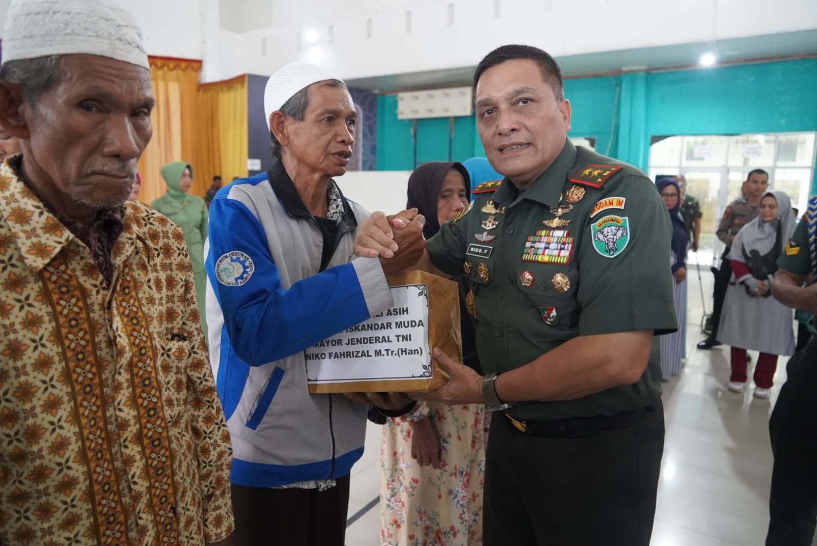 Bakti sosial pembagian sembako ini merupakan wujud nyata kepedulian TNI terhadap kesejahteraan masyarakat,