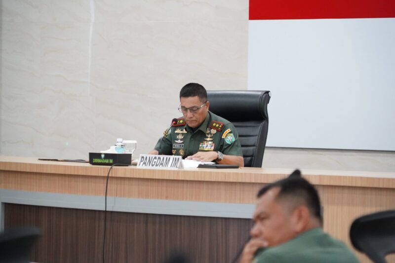  Mayor Jenderal TNI Niko Fahrizal, M. Tr. (Han) memimpin rapat persiapan untuk menyusun Rangkaian Kegiatan HUT TNI Ke-79, Hari Juang TNI AD Ke-79, Hari Infanteri Ke-76, Peringatan HUT Ke-68 Kodam Iskandar Muda,  Rabu (25/09/24).