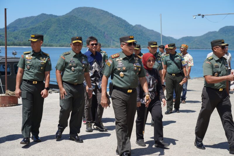 Mayor Jenderal TNI Niko Fahrizal, M.Tr. (Han), menghadiri acara Sea Trial atau uji coba pemeliharaan alat angkutan air Bekangdam IM Tahun Anggaran 2024. di Dermaga Kompi Angkutan Air Denjasaang IM/B, Banda Aceh, pada Kamis (26/09/24) pagi.