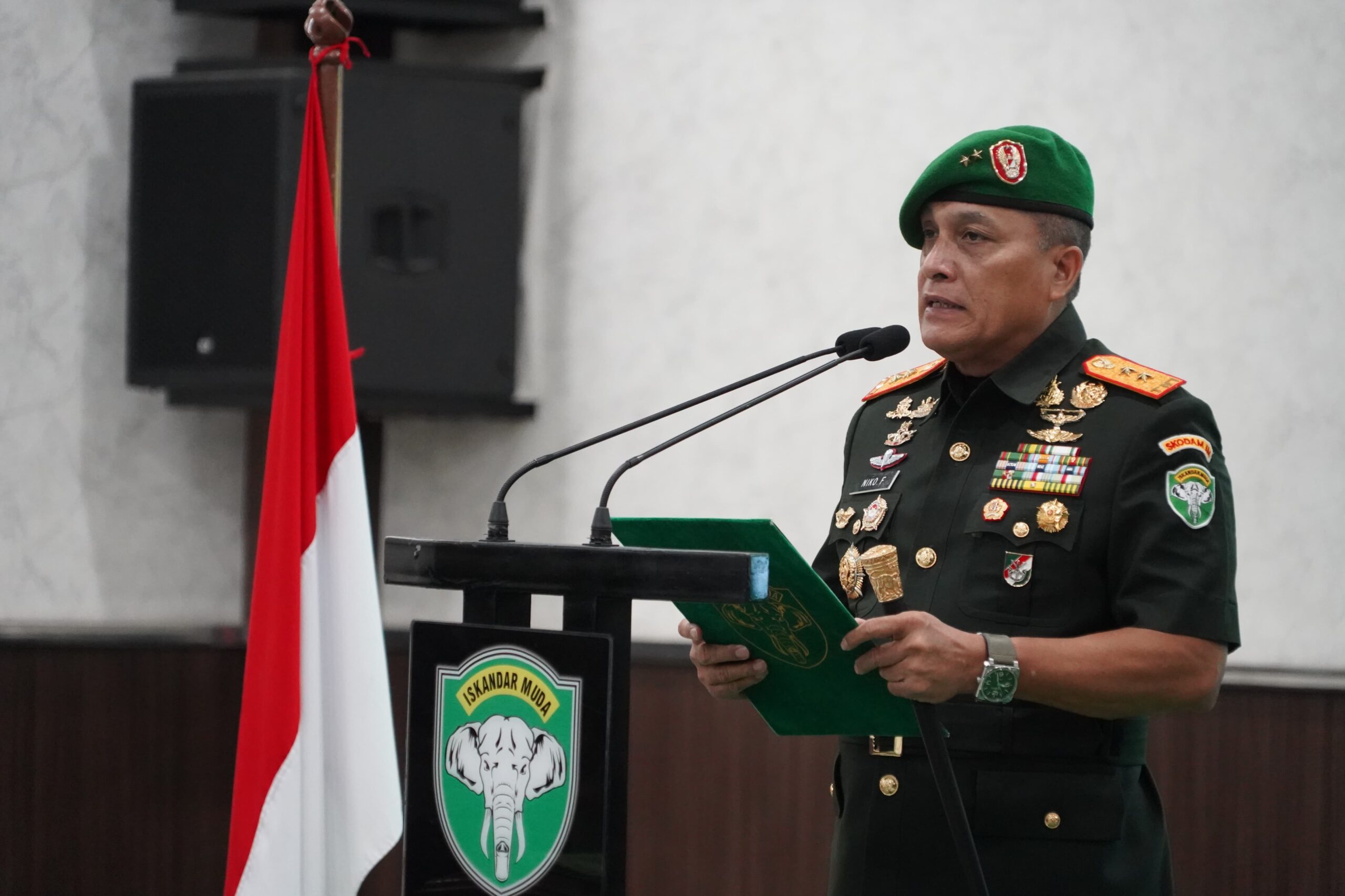 . Panglima Komando Daerah Militer Iskandar Muda (Pangdam IM) Mayor Jenderal Niko Fahrizal, M. Tr. (Han) memimpin upacara serah terima jabatan Jumat (27/09/24)