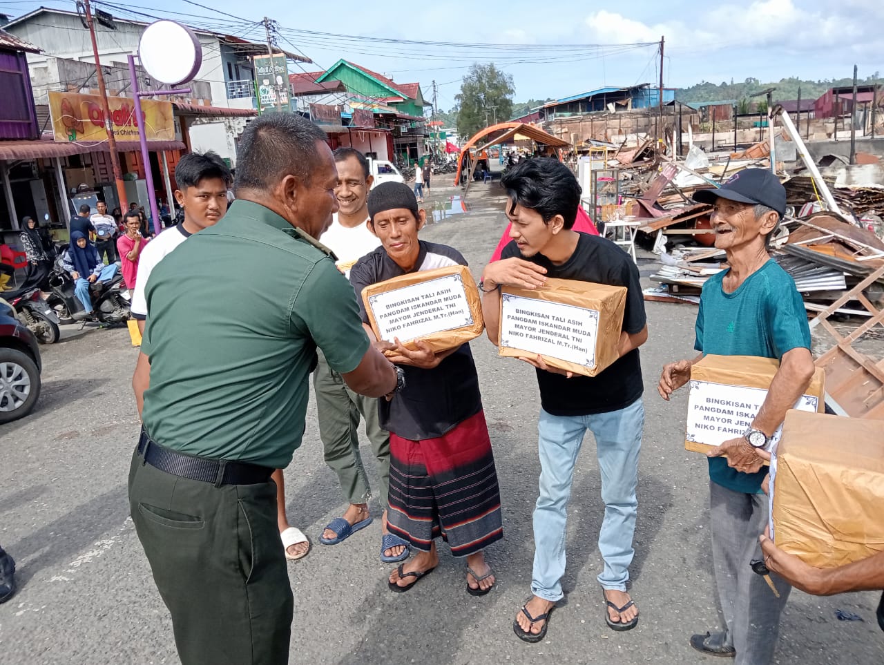 Kasdim 0115/Simeulue, Mayor Inf Harry Soesanto, mewakili Dandim 0115/Simeulue, menyerahkan secara simbolis bantuan dari Pangdam Iskandar Muda berupa 50 paket sembako kepada warga yang terkena musibah. 